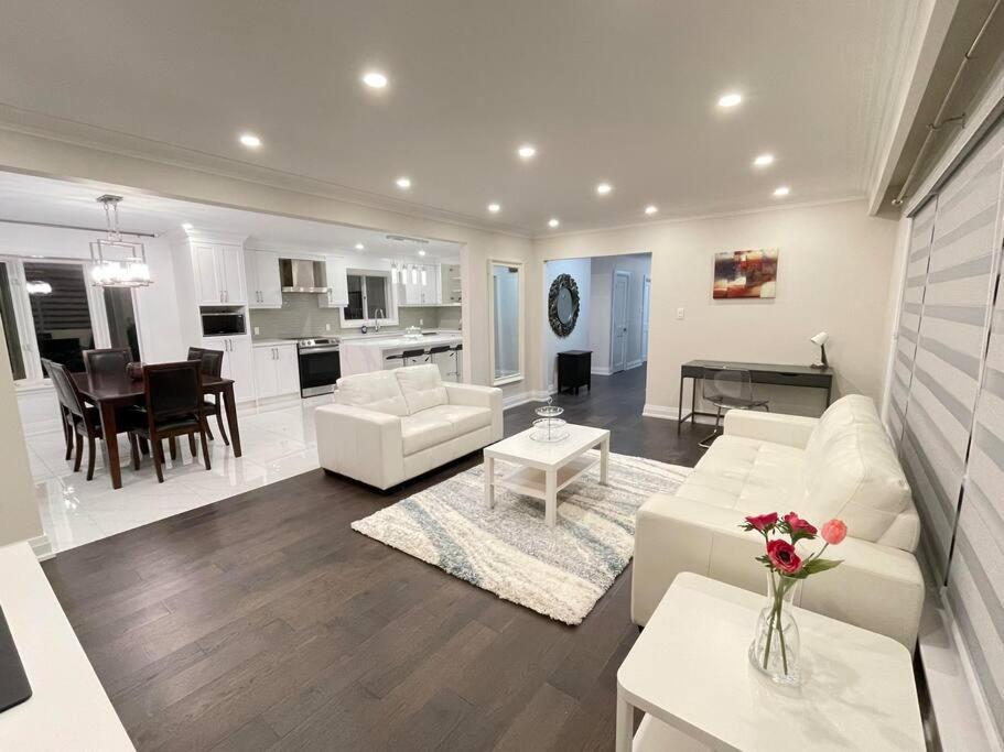3-Bedroom Modern Luxury Apartment In The Heart Of City 多伦多 外观 照片