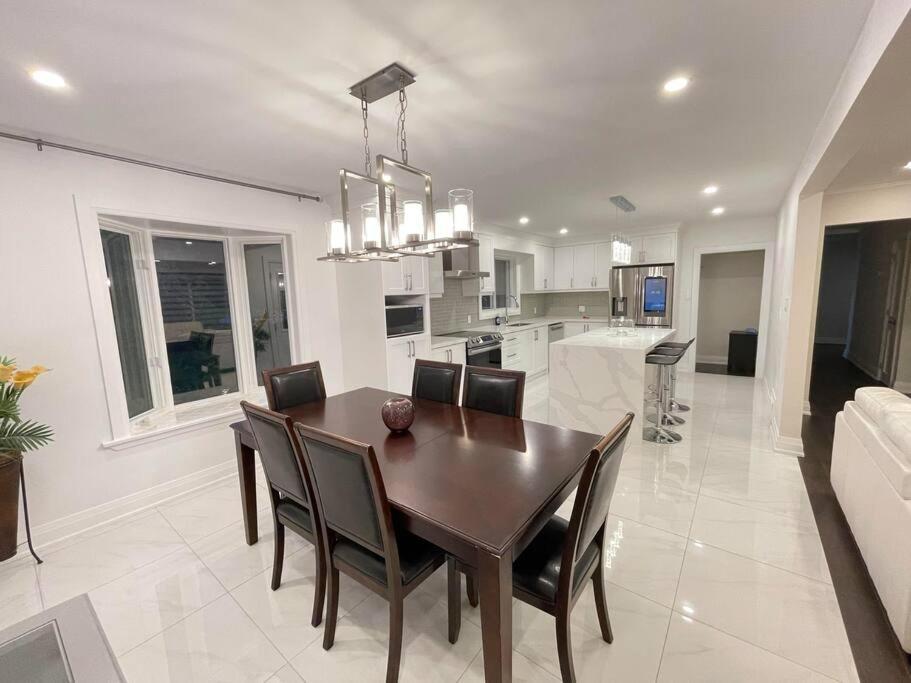 3-Bedroom Modern Luxury Apartment In The Heart Of City 多伦多 外观 照片