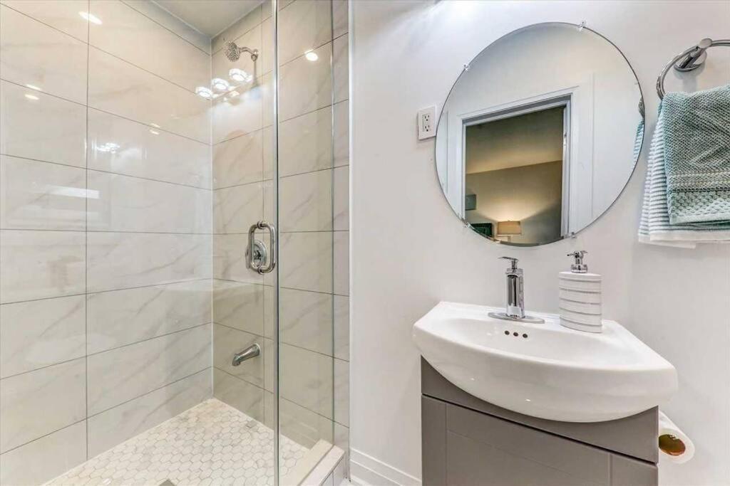 3-Bedroom Modern Luxury Apartment In The Heart Of City 多伦多 外观 照片