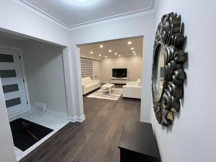 3-Bedroom Modern Luxury Apartment In The Heart Of City 多伦多 外观 照片