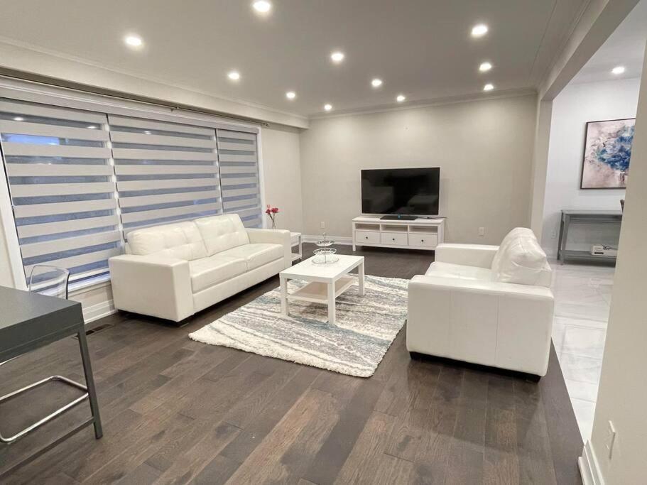 3-Bedroom Modern Luxury Apartment In The Heart Of City 多伦多 外观 照片