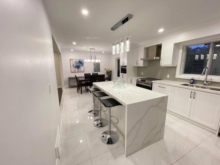 3-Bedroom Modern Luxury Apartment In The Heart Of City 多伦多 外观 照片