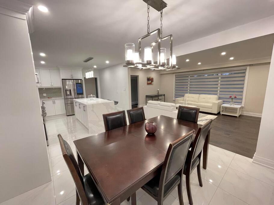 3-Bedroom Modern Luxury Apartment In The Heart Of City 多伦多 外观 照片